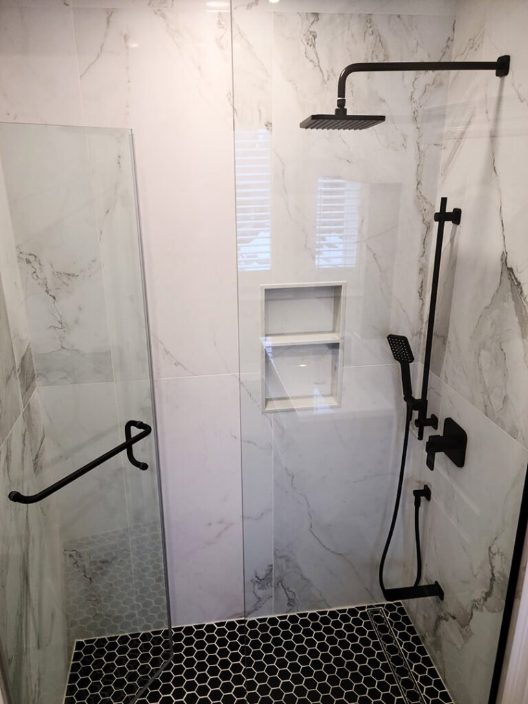 Easy-to-clean shower solution with clear glass door