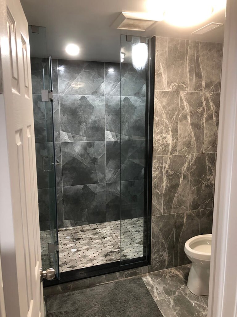 Space-saving corner shower with hinged glass door